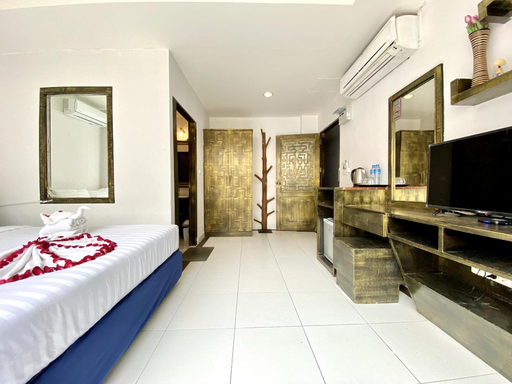 Beachwalk Patong Екстериор снимка