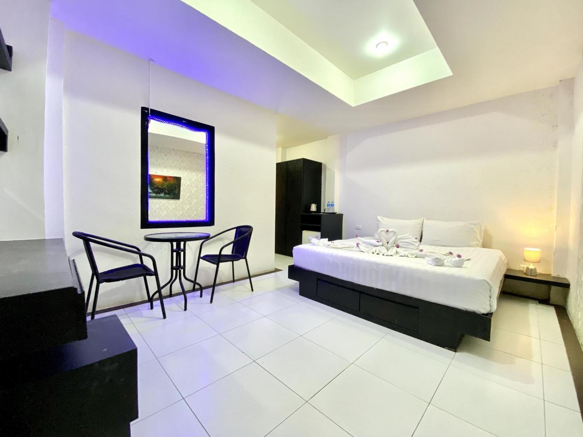 Beachwalk Patong Екстериор снимка