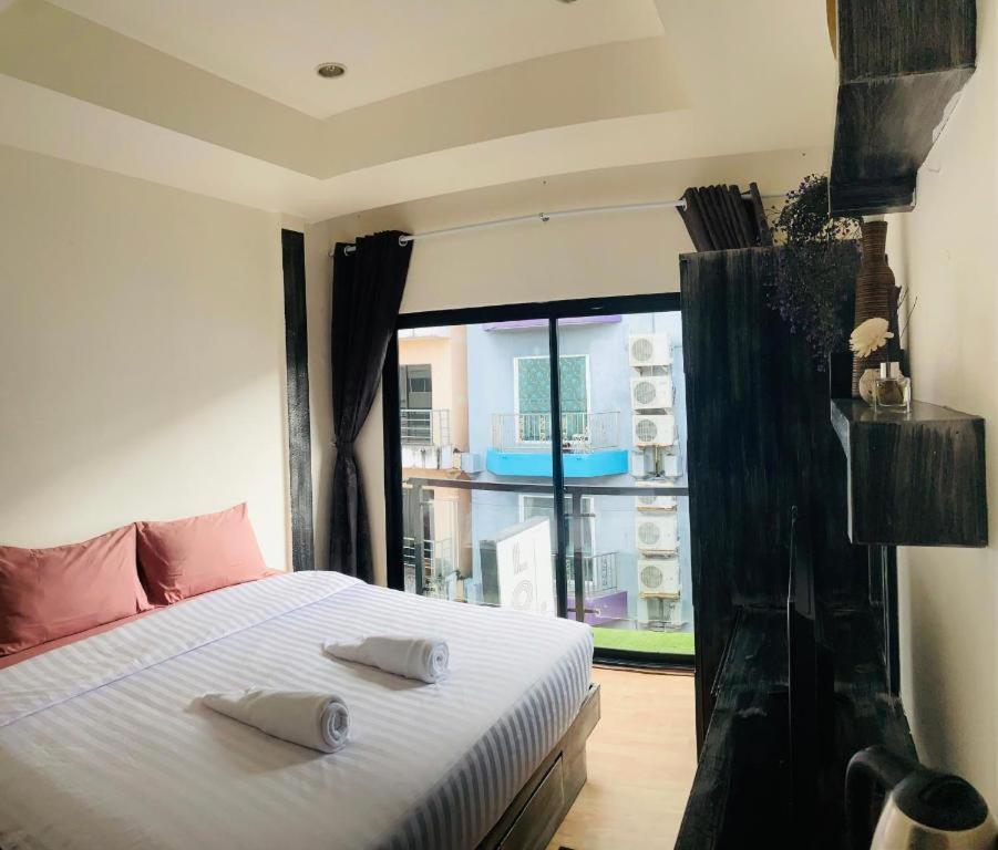 Beachwalk Patong Екстериор снимка