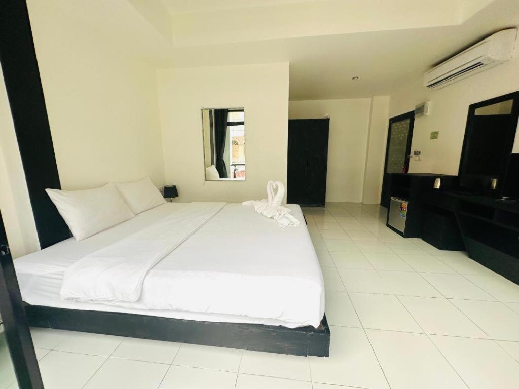 Beachwalk Patong Екстериор снимка